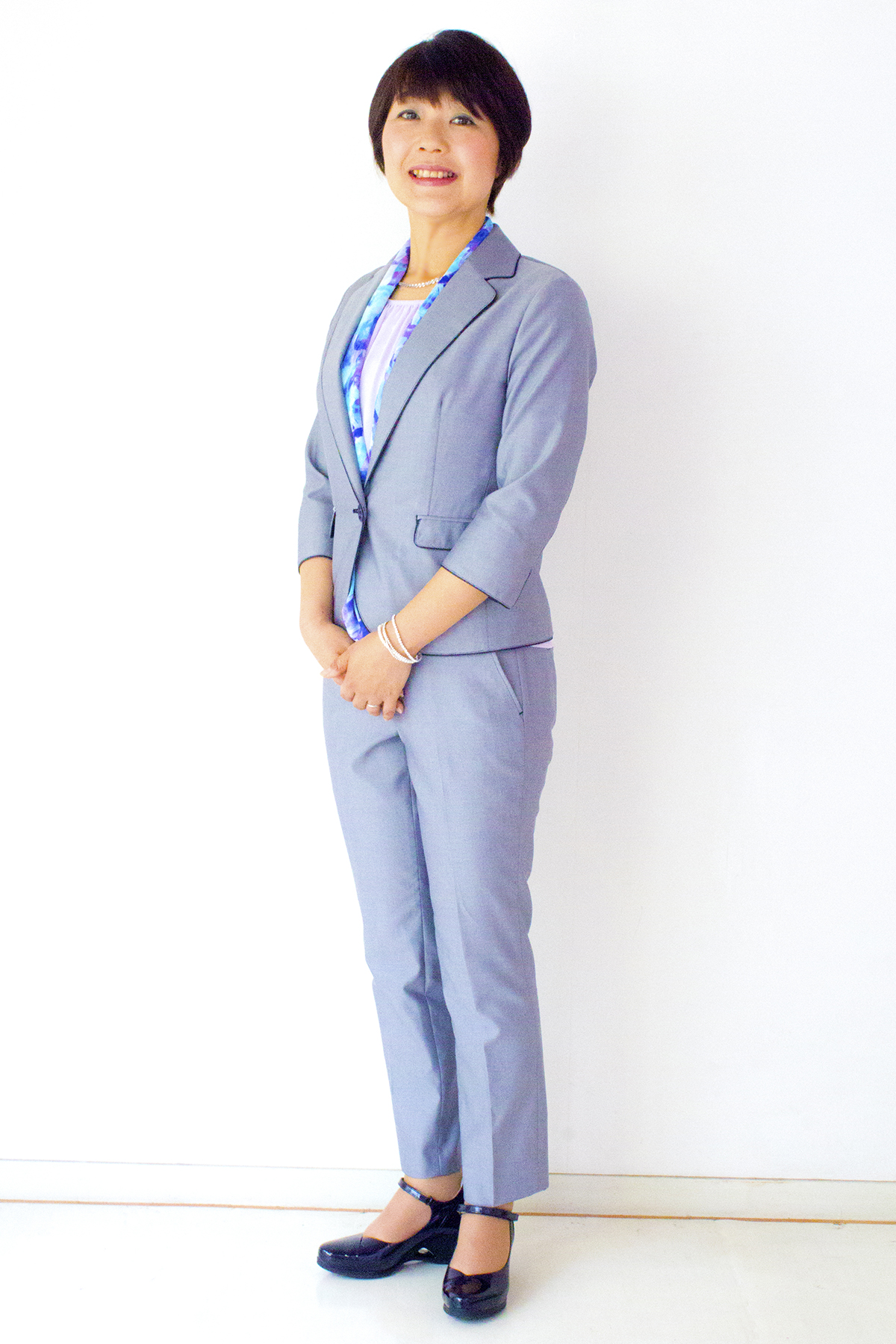 パイピングとスカーフの濃色で程よく引き締めたスーツスタイル パーソナルスタイリストのfor Style パイピングとスカーフの濃色で程よく引き締めたスーツスタイル パーソナルスタイリストのfor Style