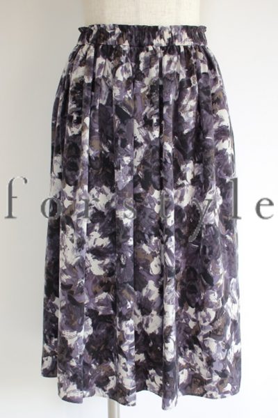 green label relaxing花柄サテンスカート(グレー系)