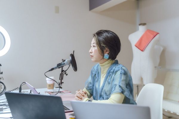 自分の姿は鏡で見る。では内面は何で見る？　ファッションと心理の関係。